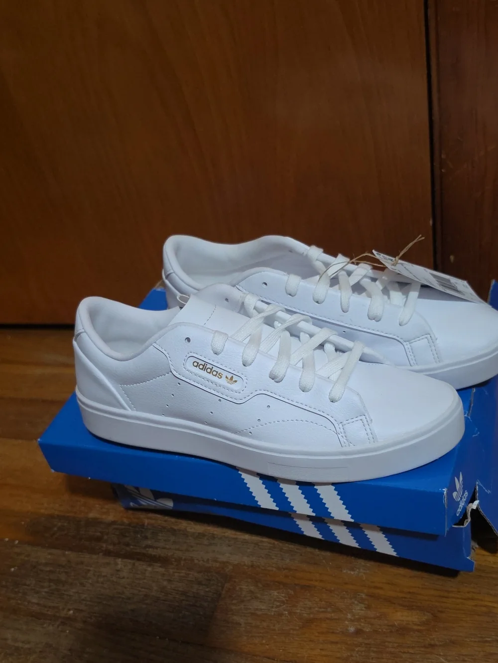 NWT Women's adidas SLEEK W White Low-Top Leather Sneakers - Size 6.5